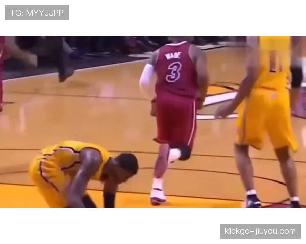 篮球场上假摔判罚如何判定？解读技术犯规背后的判罚依据